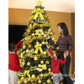 Árbol de navidad con bolas de decoración